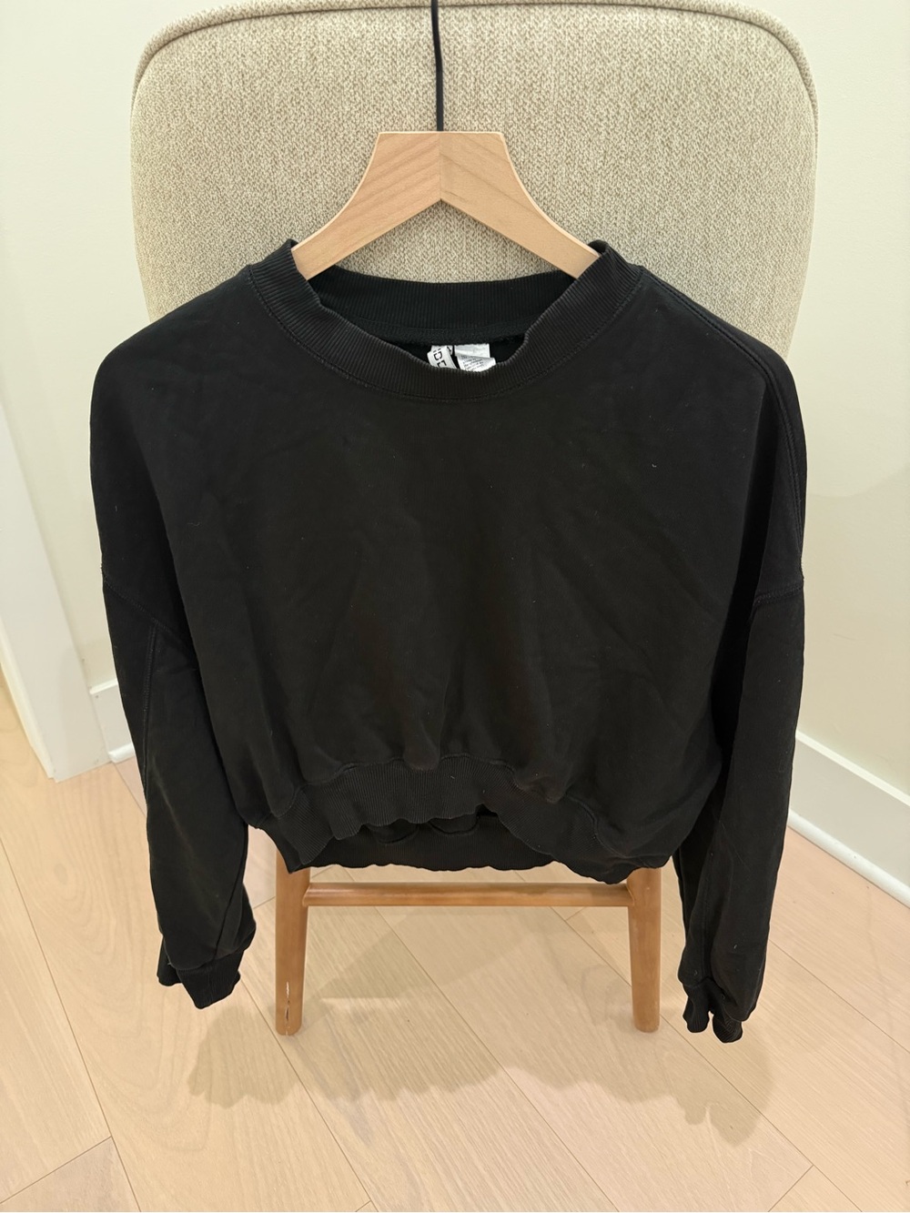 H&M Divided Black Cropped Crewneck Sweatshirt Size Medium